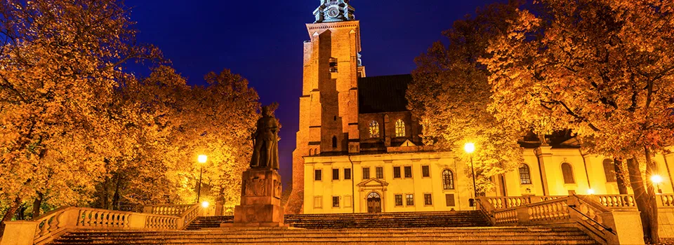Bazylika Prymasowska Sanktuarium św. Wojciecha nocą